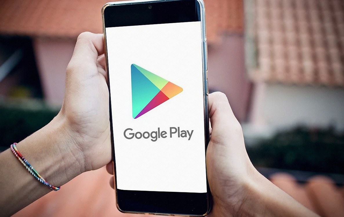 スマートフォン、携帯電話、Googleゲーム、Google Playストア、アプリのダウンロード、iPhone、Google Play、手、手に持つスマートフォン、サービス、プラットフォーム、ロゴ、アプリ