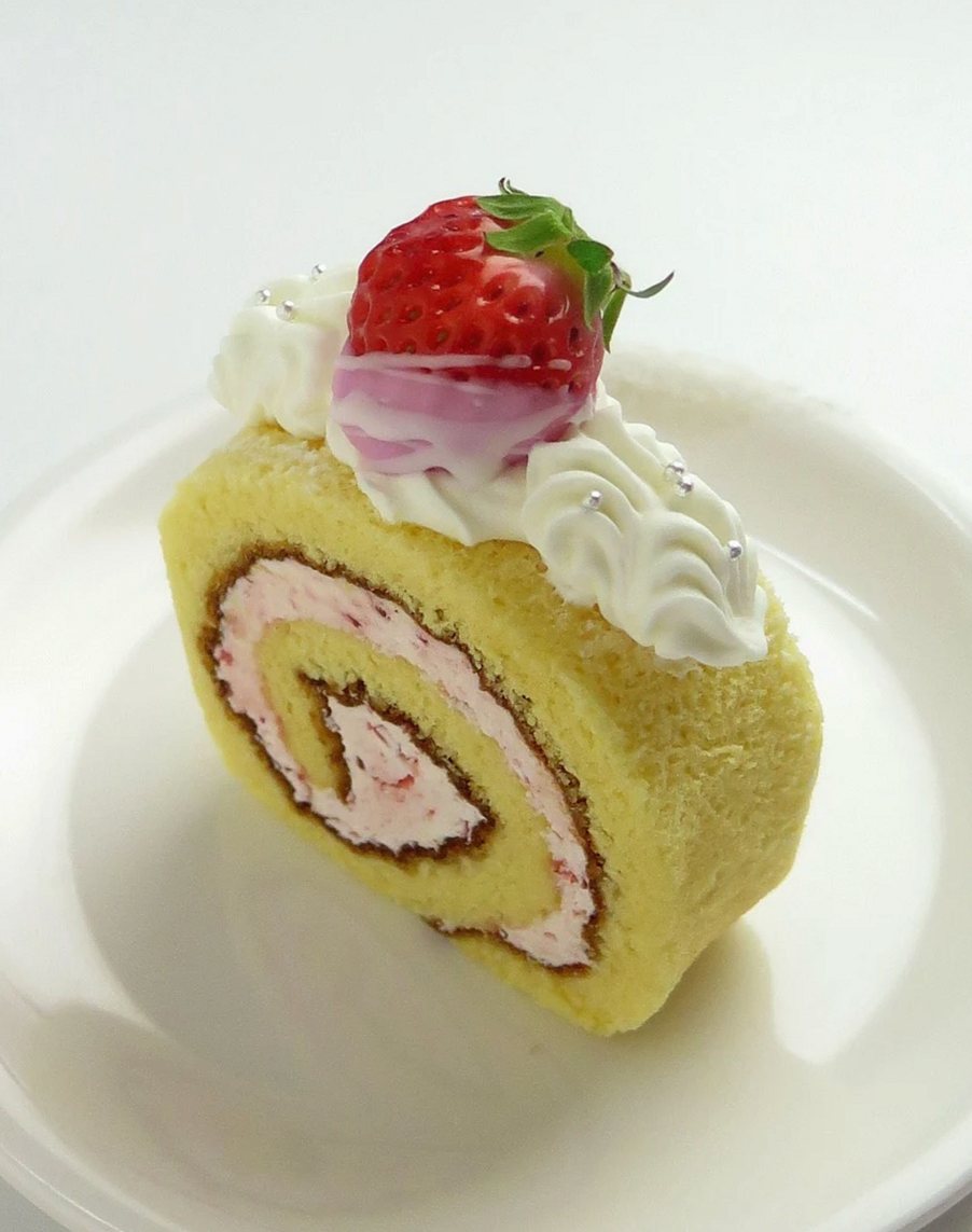 クリームとイチゴとチョコレートで飾られた美味しいケーキやスイーツのデザート